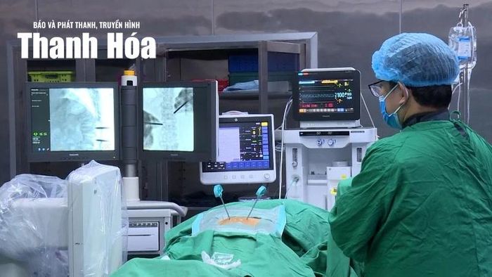Bác sĩ Chuyên khoa II Trần Kim Hà đang thực hiện kỹ thuật tạo hình thân đốt sống bằng bơm xi măng sinh học.