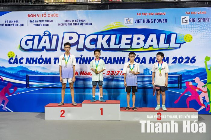 Các VĐV đạt thành tích xuất sắc ở nội dung đơn U13 nhận huy chương.