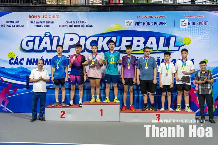 Ban Tổ chức trao huy chương cho các VĐV đạt thành tích xuất sắc ở nội dung đôi U15.