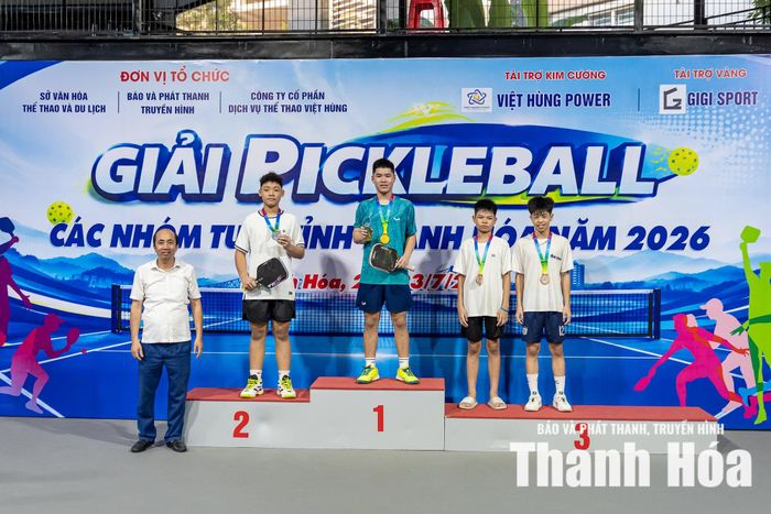 Ban Tổ chức trao huy chương cho các VĐV đoạt thành tích xuất sắc ở nội dung đơn U15
