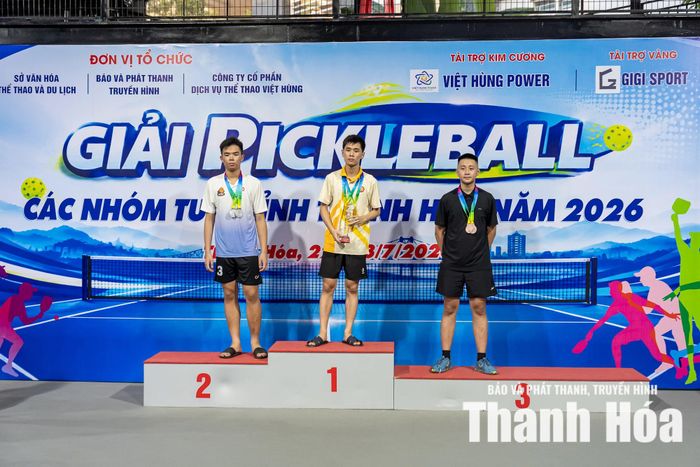 Ban Tổ chức trao huy chương cho các VĐV đoạt thành tích xuất sắc ở nội dung đơn U17.