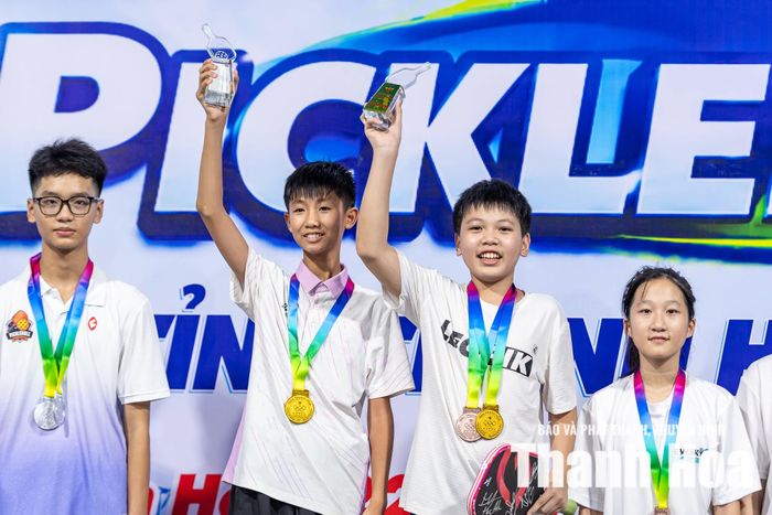 Lần đầu tiên Giải Vô địch Pickleball các nhóm tuổi tỉnh Thanh Hóa năm 2026 do Sở Văn hóa, Thể thao và Du lịch phối hợp với Báo và Phát thanh, truyền hình Thanh Hóa cùng Công ty Cổ phần Dịch vụ Thể thao Việt Hùng tổ chức, đã tạo sân chơi bổ ích cho các VĐV trẻ được giao lưu, cọ xát, nâng cao trình độ chuyên môn. Giải đấu cũng góp phần phát hiện những nhân tố triển vọng, tạo nguồn lực kế cận cho đội tuyển Pickleball Thanh Hóa hướng tới các giải đấu quốc gia trong thời gian tới.