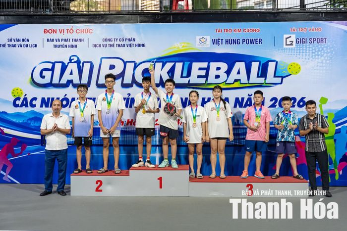 Ban Tổ chức trao huy chương cho các VĐV giành thứ hạng cao ở nội dung đôi U13.