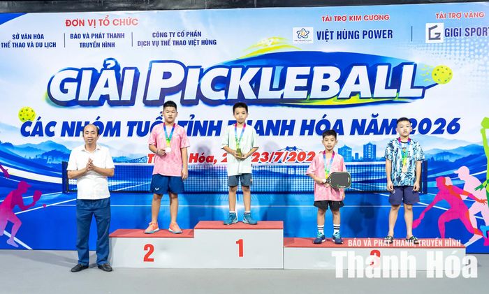 Ban Tổ chức trao huy chương cho các VĐV đạt thành tích xuất sắc ở nội dung đơn U11.