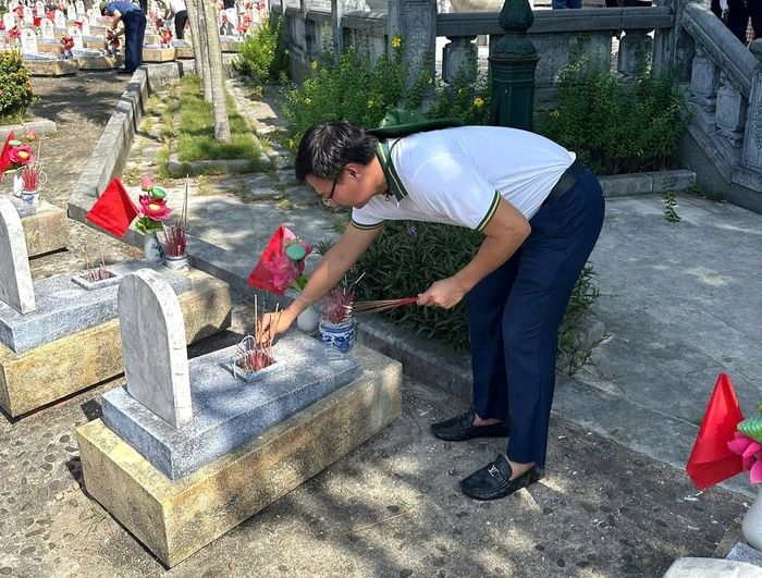 Cán bộ, nhân viên BIDV Lam Sơn dâng hương lên từng phần mộ liệt sỹ.