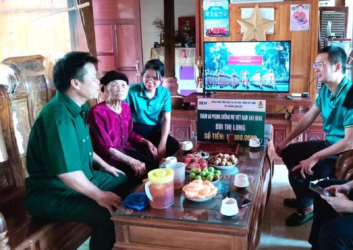 BIDV Lam Sơn thăm Mẹ Việt Nam Anh hùng Bùi Thị Long.
