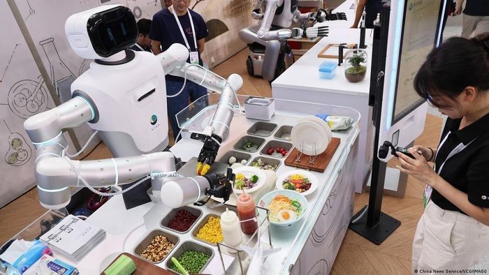 Các robot hình người trình diễn nấu ăn bên trong khu triển lãm WAIC và tham gia điều phối giao thông tại các nút giao gần địa điểm tổ chức hội nghị. Ảnh: China News Service/VCG/IMAGO