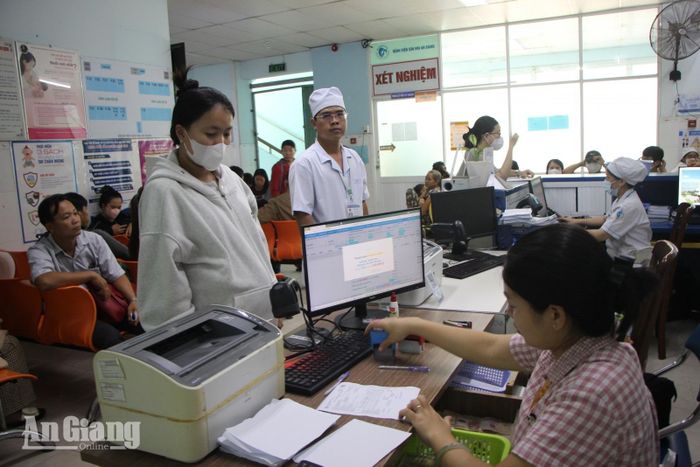 Thanh toán chi phí khám bệnh tại Bệnh viện Sản - Nhi An Giang.