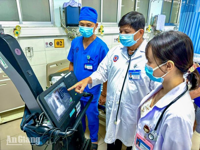 Bệnh viện Đa khoa Châu Đốc đưa máy X-quang di động đến giường người bệnh.