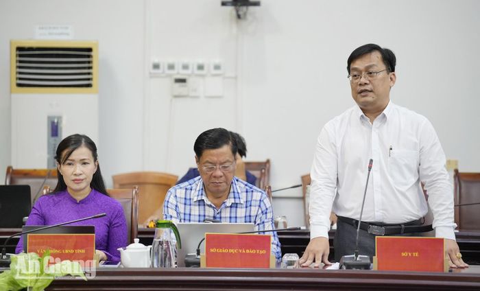 Đại diện Sở Y tế phát biểu ý kiến tại hội nghị. Ảnh: THỤY DU