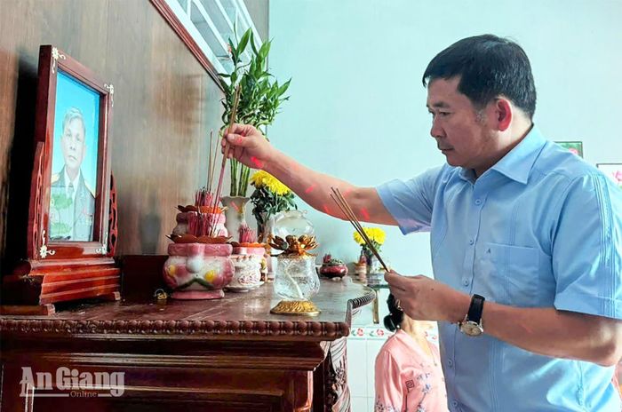 Đồng chí Đinh Văn Nơi thắp hương trên bàn thờ liệt sĩ tại Phú Quốc
