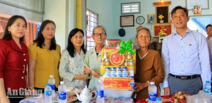 Phó Chủ tịch HĐND tỉnh An Giang Đinh Thị Việt Huỳnh thăm, tặng quà ông Lê Trần Bì, xã Mỹ Hòa Hưng.