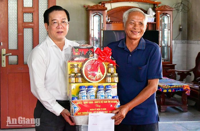 Trưởng Ban Tổ chức Tỉnh ủy An Giang Phạm Hoàng Nam tặng quà gia đình ông Đỗ Văn Chức..