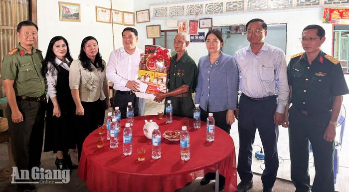 Đoàn thăm, tặng quà thương binh Chau Song, ngụ xã Ô Lâm. 