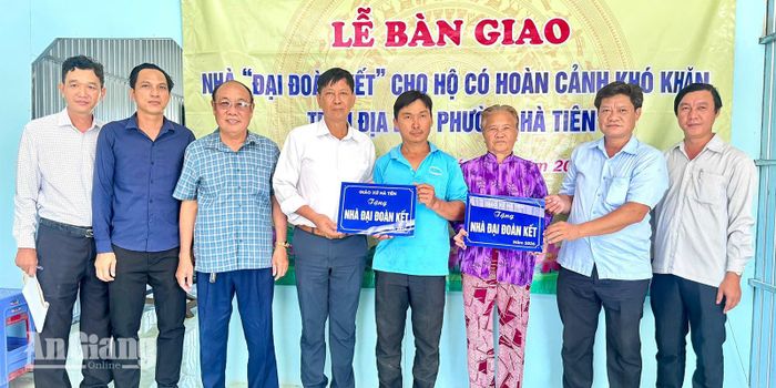 Bàn giao nhà đại đoàn kết cho gia đình bà Trần Thị Phến và bà Nguyễn Thị Tuyết Băng, ngụ khu phố 5 - Đông Hồ.