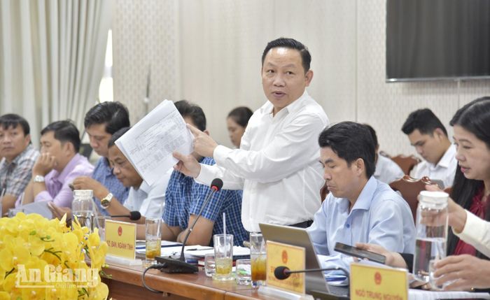 Giám đốc Sở Nông nghiệp và Môi trường tỉnh An Giang Lê Hữu Toàn giải trình các vấn đề đại biểu đặt ra tại cuộc họp.