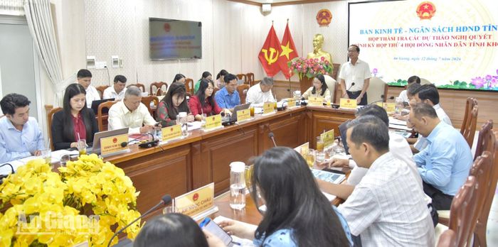 Quang cảnh cuộc họp.