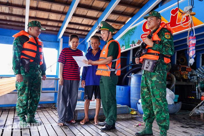Tổ công tác đồn Biên phòng Cửa khẩu Long Bình tuyên truyền chống xuất nhập cảnh trái phép đến người dân sinh sống, làm ăn ở đoạn biên giới trên sông Hậu.
