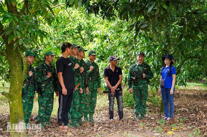 Tổ công tác đồn Biên phòng cửa khẩu Long Bình phối hợp với đoàn thanh niên, người dân địa phương tuần tra, phòng chống xuất nhập cảnh trái phép.