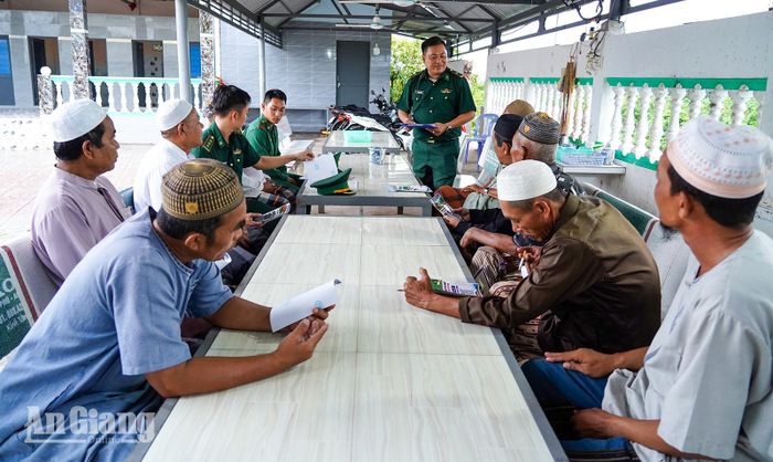 Chỉ huy Đồn Biên phòng Cửa khẩu Long Bình tuyên truyền đồng bào Chăm góp tiếng nói vận động con em không thực hiện hành vi xuất nhập cảnh trái phép.