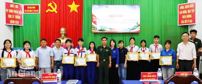 Ban tổ chức trao giải cho các đội.