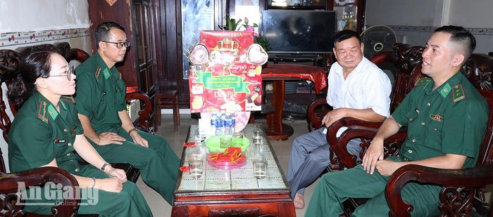Đoàn công tác thăm, tặng quà Anh hùng Lực lượng vũ trang nhân dân Kiều Văn Niết. Ảnh: Tuấn Kiệt