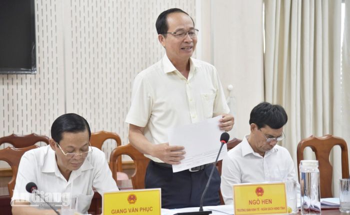 Trưởng Ban Kinh tế - Ngân sách HĐND tỉnh An Giang Ngô Hen phát biểu tại phiên họp.