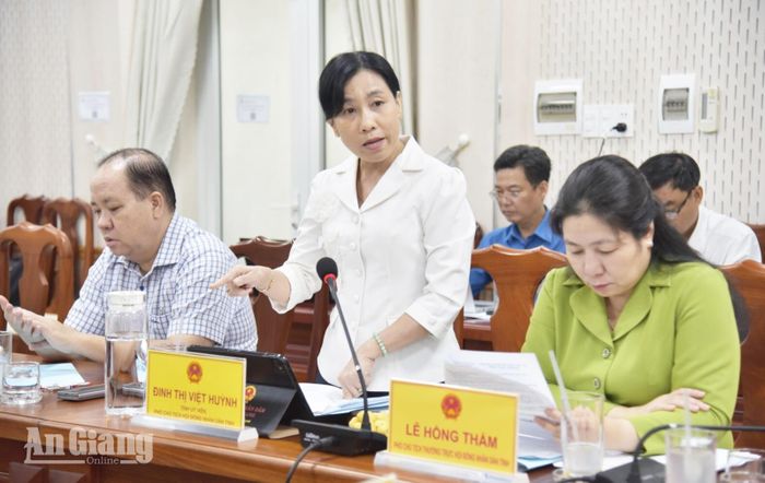 Phó Chủ tịch HĐND tỉnh An Giang Đinh Thị Việt Huỳnh phát biểu tại phiên họp.