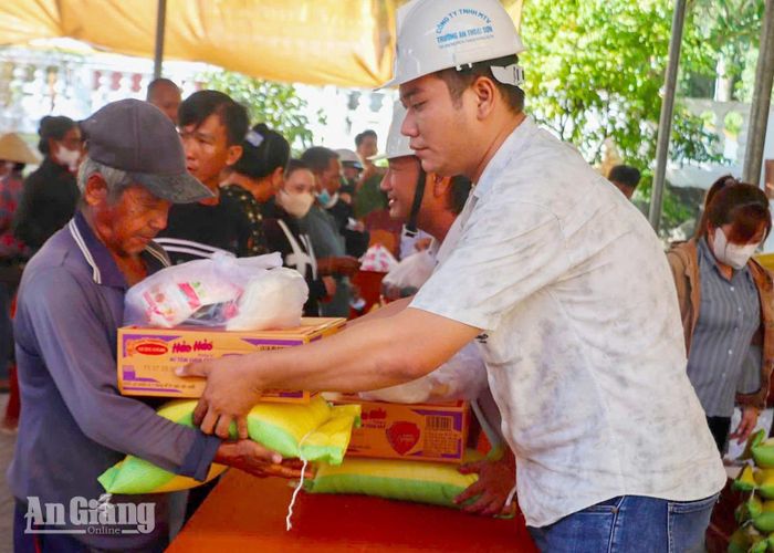 Trao các suất quà cho hộ gia đình trên địa bàn xã Hòn Đất.