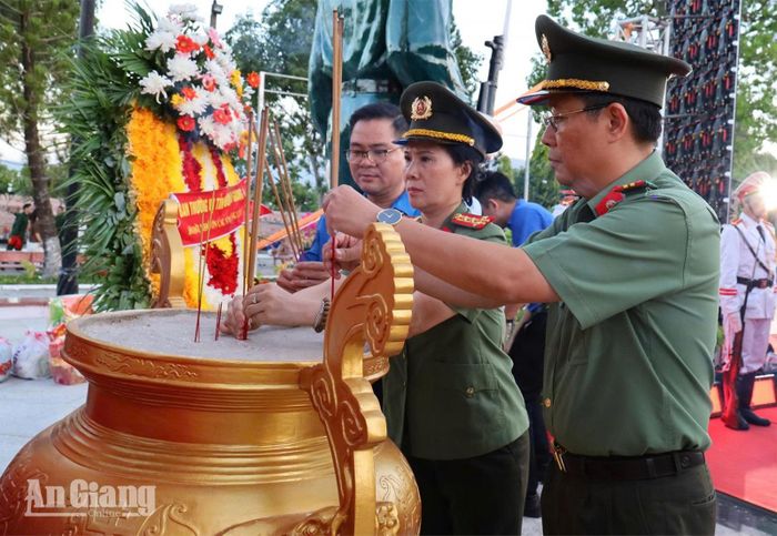 Đại biểu dâng hương tưởng nhớ các anh hùng liệt sĩ.