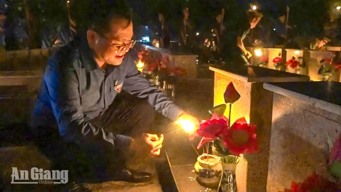 Đại biểu thắp nến tri ân các anh hùng liệt sĩ.