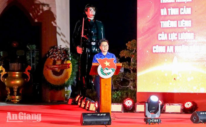 Phó Chủ tịch Ủy ban MTTQ Việt Nam tỉnh, Bí thư Tỉnh đoàn An Giang Phan Duy Bằng phát biểu tại buổi lễ.