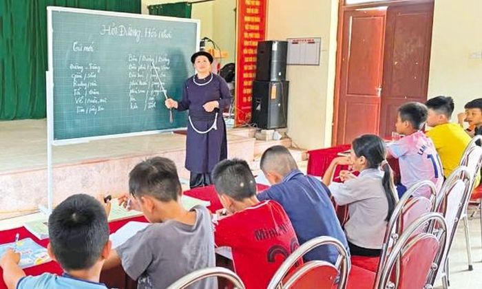 Lớp dạy tiếng dân tộc Tày của cô giáo Lộc Thị Thịnh, tại thôn Đồng Riễu.