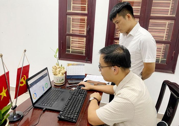 Cán bộ Ban Quản lý Các khu công nghiệp tỉnh cập nhật dữ liệu về thu hút đầu tư lên IOC hằng tuần.