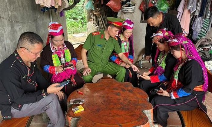  Cán bộ, người dân xã Dương Hưu cùng xây dựng kịch bản, quay hình dựng video tuyên truyền pháp luật. 