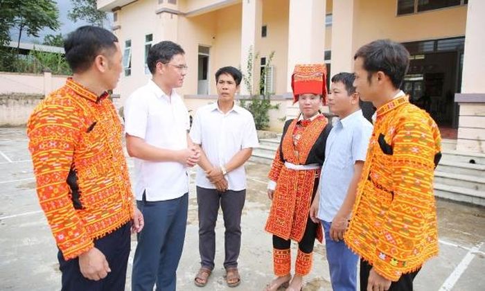 Cán bộ xã Tuấn Đạo trao đổi, nắm bắt tình hình đời sống đồng bào dân tộc Dao trên địa bàn.