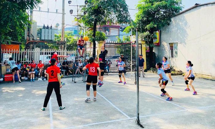 Người dân thôn Hòa Bình, xã Bố Hạ luyện tập thể thao tại nhà văn hóa.