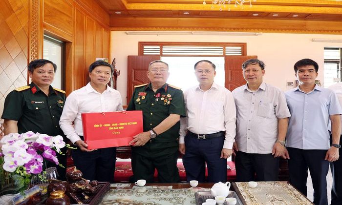  Đồng chí Đào Quang Khải, Phó Chủ tịch UBND tỉnh cùng thành viên đoàn công tác tặng quà ông Nguyễn Văn Bạn. 