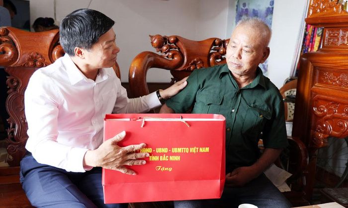  Đồng chí Đào Quang Khải, Phó Chủ tịch UBND tỉnh tặng quà, động viên thương binh Phạm Văn Yên. 