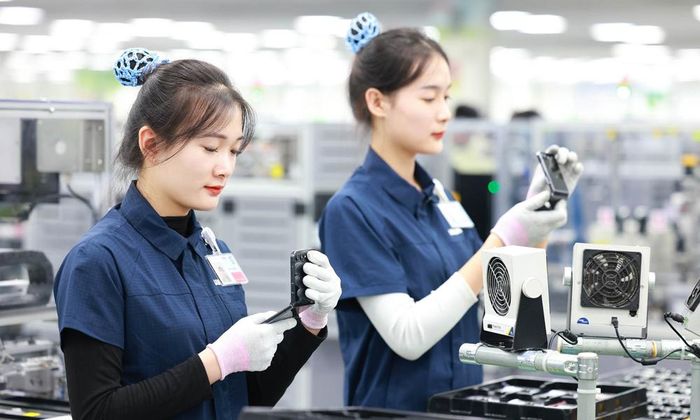  Dây chuyền sản xuất điện thoại thông minh của Công ty trách nhiệm hữu hạn Samsung Electronics Việt Nam. 