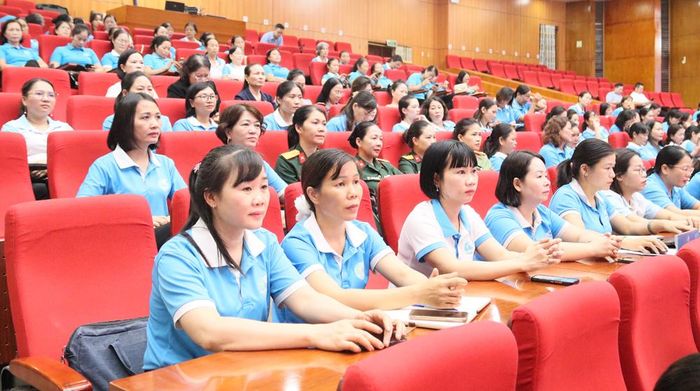  Đông đảo cán bộ, hội viên phụ nữ tham dự hội nghị đối thoại. 