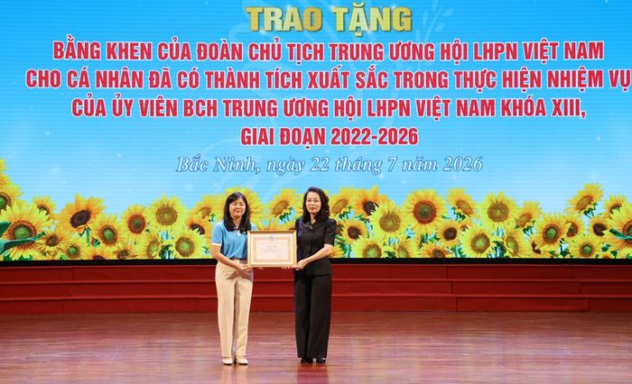  Đồng chí Nguyễn Thị Hương trao Bằng khen của Trung ương Hội Liên hiệp Phụ nữ Việt Nam cho Chủ tịch Hội Liên hiệp Phụ nữ tỉnh Bắc Ninh. 