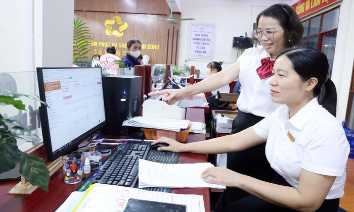  Công chức Trung tâm Phục vụ hành chính công xã Xuân Cẩm tiếp nhận, giải quyết thủ tục hành chính trực tuyến cho công dân. 