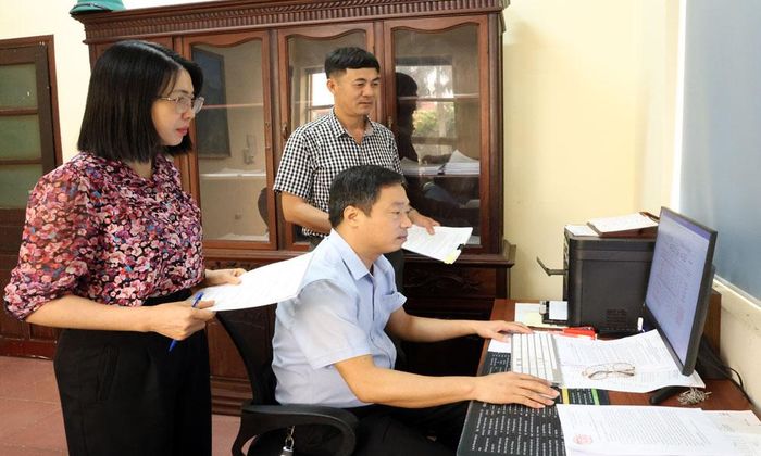  Cán bộ, công chức phòng Văn hóa - Xã hội phường Quế Võ rà soát công việc của đơn vị. 