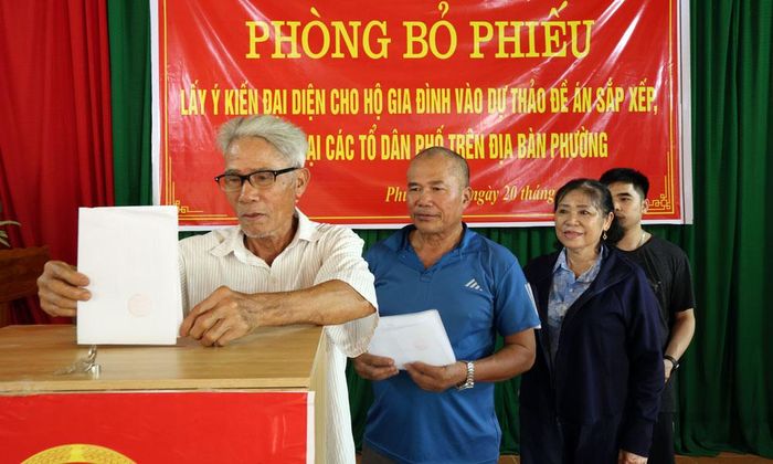  Người dân phường Phượng Sơn bỏ phiếu góp ý kiến vào Đề án sắp xếp tổ dân phố trên địa bàn phường. 