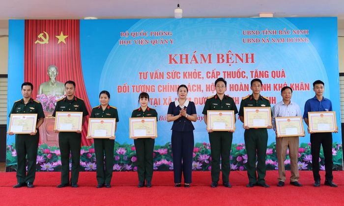  Lãnh đạo xã Nam Dương trao Giấy khen cho các cá nhân tiêu biểu trong tổ chức, tham gia các hoạt động kỷ niệm 79 năm Ngày Thương binh- Liệt sĩ. 