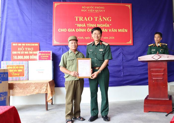  Thiếu tướng Nguyễn Văn Nam trao Quyết định hỗ trợ xây tặng nhà tình nghĩa của Học viện Quân y cho ông Thân Văn Miên. 