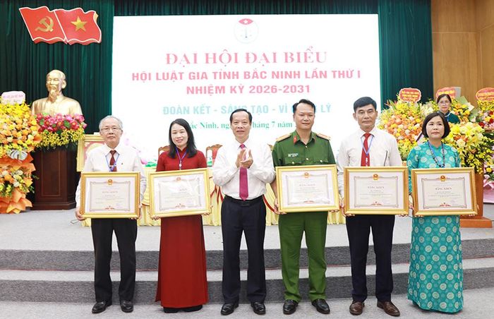 Đồng chí Nghiêm Xuân Hưởng tặng Bằng khen của Chủ tịch UBND tỉnh cho các cá nhân có đóng góp tích cực cho công tác hội và phổ biến, giáo dục pháp luật.