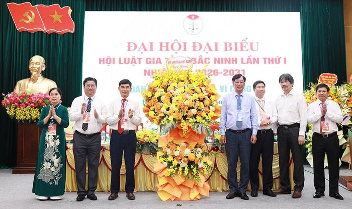 Đồng chí Trần Công Phàn tặng hoa chúc mừng Đại hội đại biểu Hội Luật gia tỉnh Bắc Ninh, nhiệm kỳ 2026 - 2031.