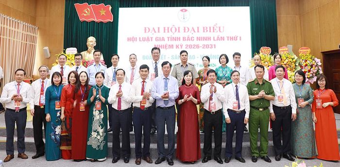 Các đồng chí lãnh đạo chúc mừng Ban Chấp hành Hội Luật gia tỉnh nhiệm kỳ 2026 - 2031.